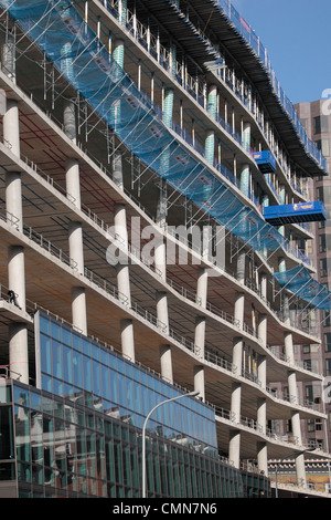 Moderne Beton gerahmt Gebäude (62 Buckingham Gate) im Bau mit geneigten/abgewinkelt Spalten in Westminster, London, UK. Stockfoto