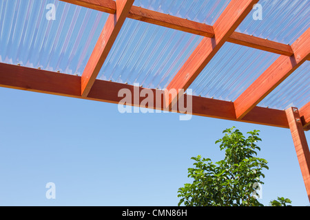 Pergola aus Holz gegen blauen Himmel Stockfoto