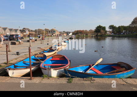 Ruderboote zu mieten vertäut am Kanal am unteren Wharf, Bude, North Cornwall, England, UK, Großbritannien Stockfoto