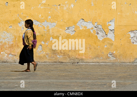 Die Essenz von Mexiko, Maya-Mädchen zu Fuß vor der Kathedrale in San Cristobal de Las Casas, Chiapas, Reisen nach Mexiko Stockfoto