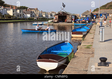 Menschen in Ruderboote zu mieten auf dem Kanal an der unteren Wharf, Bude, North Cornwall, England, UK, Großbritannien. Stockfoto