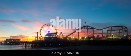 Vergnügungspark am Ufer in der Nacht Stockfoto