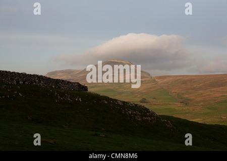 Cloud-streaming über den Gipfel des Pen-y-Gent Ribblesdale North Yorkshire England Stockfoto