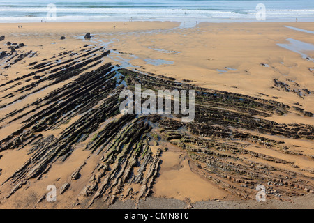 Erodiert senkrechten Falten der Bude Bildung ausgesetzt am Strand bei Ebbe in Bude Bay, Cornwall, England, UK Stockfoto