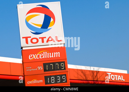 Preise auf dem Display auf einem Schild außerhalb einer Total Tankstelle in den Niederlanden Stockfoto