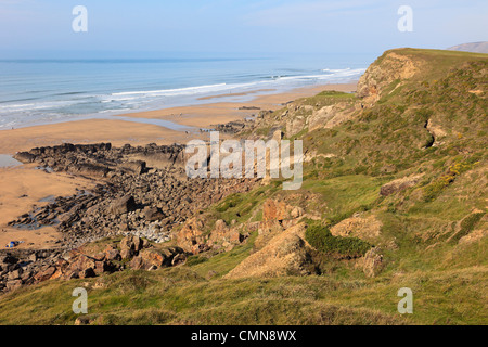 Risse in bröckelt Karbon-Sandstein-Klippen oberhalb des Strandes an der kornischen Küste in Bude Bay, North Cornwall, England, UK Stockfoto