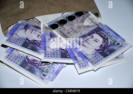 Zwanzig Pfund Sterling Banknoten in einen braunen Umschlag Stockfoto