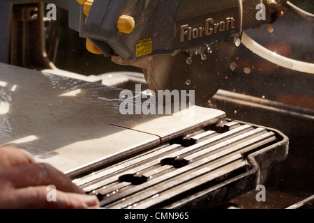 Keramische Fliesen geschnitten mit Wasser gekühlt, Diamant-Trennscheibe. Stockfoto