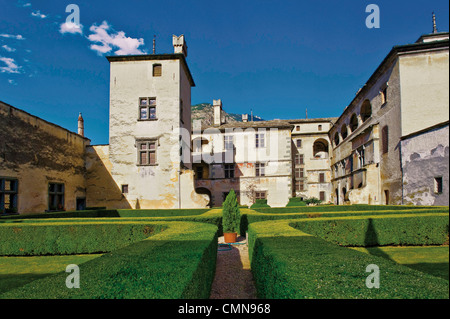 Italien Valle d Aosta Issogne Blick auf das Schloss von den italienischen Garten Stockfoto