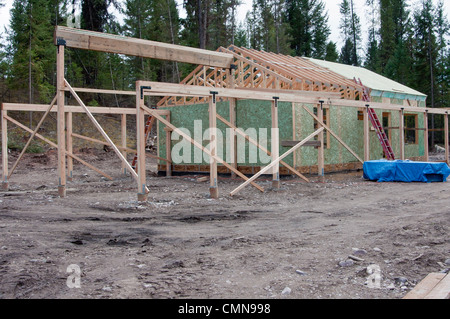 Kabine mit SIPs-Panel (strukturelle isolierten Paneelen) in Seeley Lake, Montana gebaut. Stockfoto