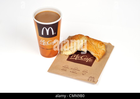 McDonald's Tasse McCafe Kaffee und Käse Plundergebäck auf weißem Hintergrund ausschneiden USA. Stockfoto