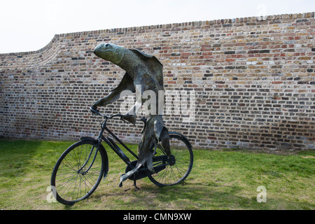 Steven Gregory Bronzeskulptur, Fisch auf einem Fahrrad, installiert am Royal Opera House-Standort in Purfleet, Essex. Stockfoto