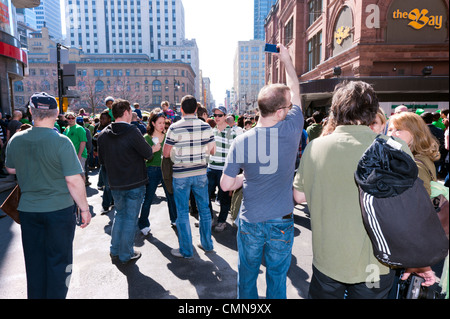 Menge an Sainte-Catherine Street, Teilnahme an der 2012 St. Patricks Day Parade in Montreal, Québec, Kanada. Stockfoto