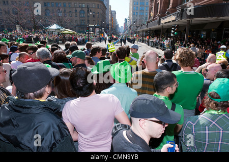 Menge an Sainte-Catherine Street, Teilnahme an der St. Patricks Day Parade in Montreal, Québec, Kanada. Stockfoto