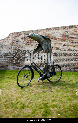 Steven Gregory Bronzeskulptur, Fisch auf einem Fahrrad, installiert am Royal Opera House-Standort in Purfleet, Essex. Stockfoto