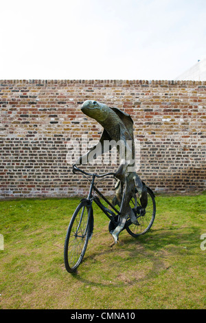 Steven Gregory Bronzeskulptur, Fisch auf einem Fahrrad, installiert am Royal Opera House-Standort in Purfleet, Essex. Stockfoto