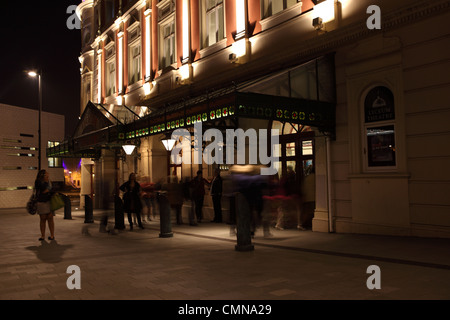 Das Lyceum Theatre bei Nacht, Wintergärten, Sheffield, England. Stockfoto