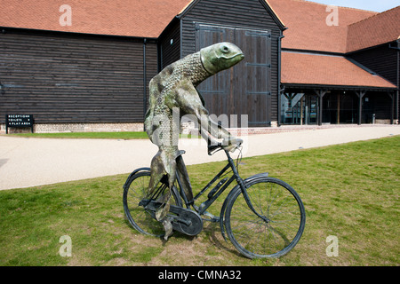 Steven Gregory Bronzeskulptur, Fisch auf einem Fahrrad, installiert am Royal Opera House-Standort in Purfleet, Essex. Stockfoto