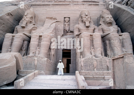 Vier kolossale Statuen von Ramses II bewachen den Eingang zu seinem berühmten Felsen gehauene Tempel in Abu Simbel Nubien, Ägypten, um sich selbst als Pharao zu Ehren erbaute. Stockfoto