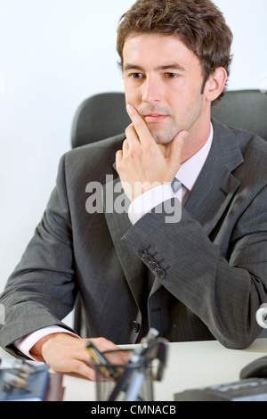 Porträt von nachdenklich modernen Geschäftsmann im Büro Stockfoto