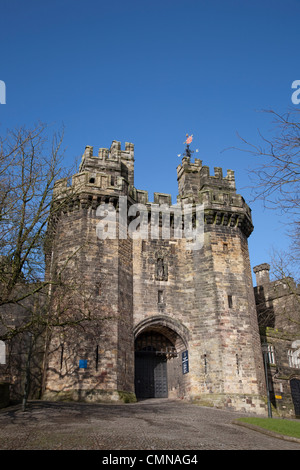 Das beeindruckende Torhaus von Lancaster Castle, mit einer Statue von John of Gaunt Stockfoto