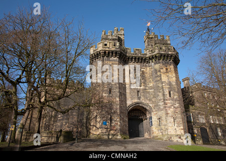 Das beeindruckende Torhaus von Lancaster Castle, mit einer Statue von John of Gaunt Stockfoto