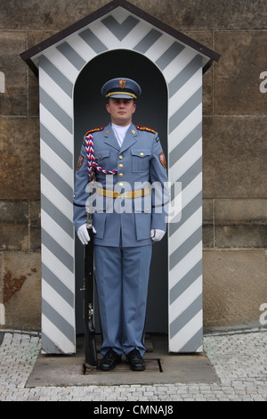 Wache stehenden Wachhäuschen am Haupteingangstor zur Prager Burg Stockfoto