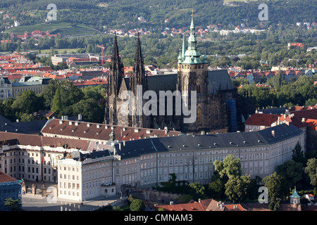 Blick auf die Prager Burg vom Aussichtsturm Petrín in Prag Stockfoto