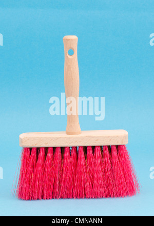 große bunte neue Bürste am azurblauen Hintergrund Stockfoto