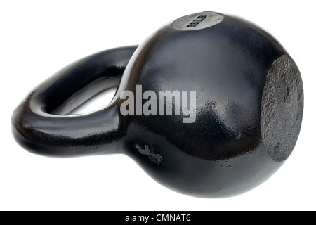 schwarz glänzend 35 lb Eisen Kettlebell für Gewichtheben und Fitness-Training, isoliert auf weiss Stockfoto