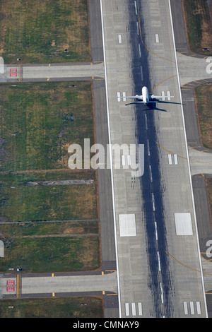 Luftaufnahme von Jet landet auf dem Minetta San Jose International Airport, SJO, Santa Clara County, Kalifornien Stockfoto