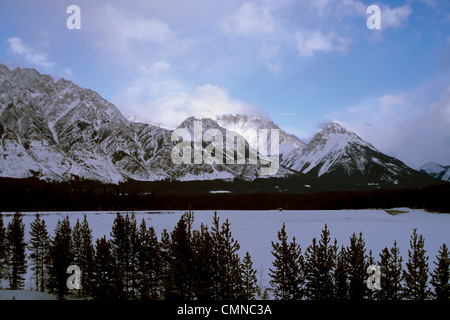 Schneebedeckte Berge hinter Spray Seen in den kanadischen Rocky Mountains Stockfoto