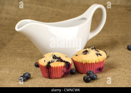 hausgemachte Blaubeeren Muffins über hessische Stoff und Früchte um Stockfoto