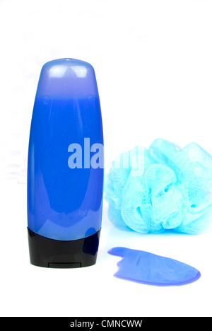 blaue farbige Dusche Gel Flasche Schwamm und Probe isoliert auf weiss Stockfoto