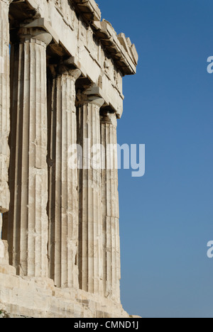 Akropolis. Athen. Griechenland. Close-up Detailansicht der Spalten auf der Westfassade (hinten) der Welt berühmte Ikone und Stockfoto