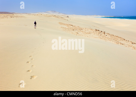 Fußgänger auf Sanddünen verlassen Fußabdrücke auf weißen sandigen Strand von Praia de Chaves, Rabil, Boa Vista, Kap Verde Inseln Stockfoto