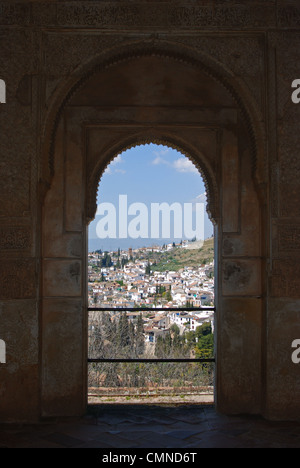 Blick durch maurische Fenster der Generalife, Ort der Alhambra, Granada, Provinz Granada, Andalusien, Spanien in Westeuropa. Stockfoto