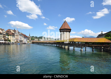 Der Fluss Reuss Uferpromenade der Stadt Luzern mit der berühmten Kapellbrucke-Brücke, erbaut im Jahre 1333. Stockfoto