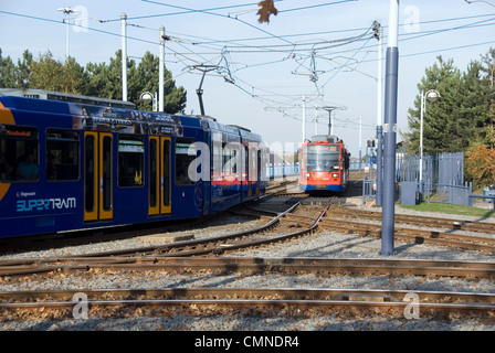 Zwei Straßenbahnen Kreuzung an einem Multi Junction einschalten Supertram Viadukt über den Park Square, Sheffield, UK Stockfoto