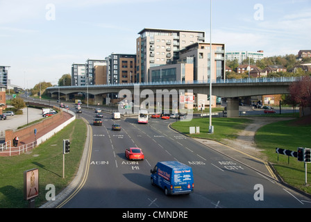 Leichten gewerblichen Verkehr auf A61 Ausfahrt 2 Richtung Autobahn M1 am Park Square Kreisverkehr an einem sonnigen Tag, Sheffield, UK Stockfoto