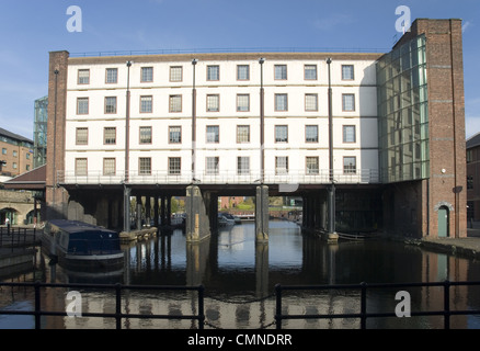 Der Straddle ist Victoria Kais ein Lagergebäude auf Stelzen, über die Breite des Kanal-Becken, Sheffield, UK Stockfoto