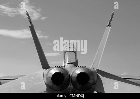 Eine F / A-18 Kampfjet auf dem Rollfeld bereit steht. Stockfoto