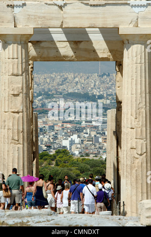 Akropolis. Athen. Griechenland. Blick auf den Menschen-Touristen zu Fuß durch die Propyläen den großen Auftritt der Akropolis. Die Stockfoto