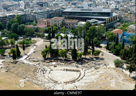 Athen. Griechenland. Blick auf das Theater des Dionysos auf dem südlichen Hang der Akropolis in Athen. Das Theater war ursprünglich Stockfoto