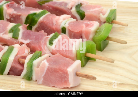 Frisch zubereitetes Schweinefleisch Döner-Spieße auf ein Holzbrett legen Stockfoto