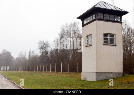 Ein Wachposten Ausschau Wachturm befindet sich entlang der Umzäunung im KZ Dachau, Bayern, Deutschland Stockfoto