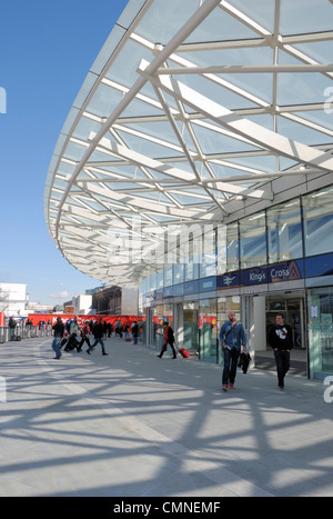 Kings Cross Railway Station neue westlichen Bahnhofshalle (Abflüge), London, England Stockfoto