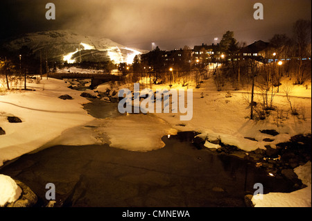 Winterabend in Hovdens Dorfmitte, bestanden durch verschneite Otra Fluss, Setesdal, Südnorwegen Stockfoto