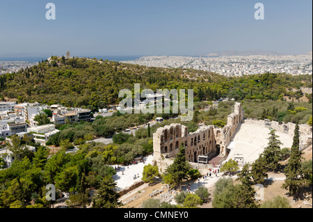 Athen. Griechenland. Blick auf das Odeion von Herodes Atticus in den Vordergrund und die Pinien bedeckten Hänge der Filopappos Hügel oder Berg Stockfoto