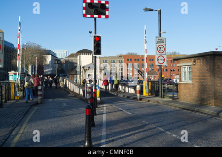 dh überbrücken Bristol Floating Harbour BRISTOL DOCKS BRISTOL Menschen Swing Straße überqueren Stockfoto